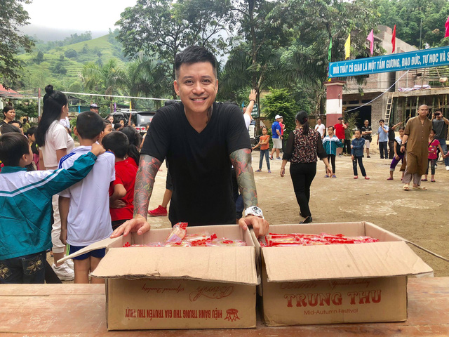 Ca sĩ Tuấn Hưng đến với đồng bào vùng lũ Vị Xuyên nơi địa đầu Tổ quốc
