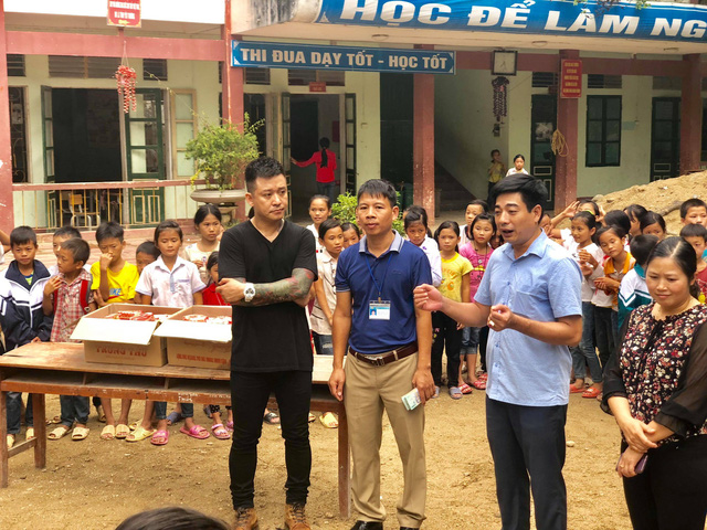 Ca sĩ Tuấn Hưng đến với đồng bào vùng lũ Vị Xuyên nơi địa đầu Tổ quốc