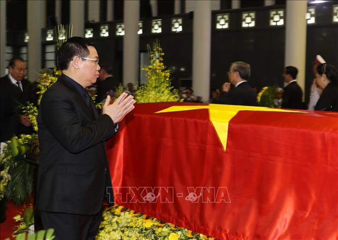 Lãnh đạo và nguyên lãnh đạo Đảng và Nhà nước đi quanh linh cữu Chủ tịch nước Trần Đại Quang