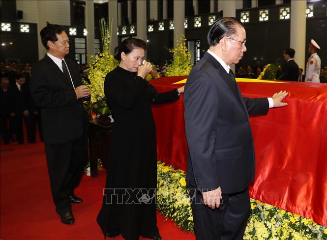 Lãnh đạo và nguyên lãnh đạo Đảng và Nhà nước đi quanh linh cữu Chủ tịch nước Trần Đại Quang