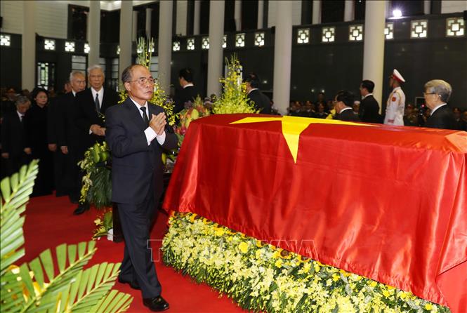 Lãnh đạo và nguyên lãnh đạo Đảng và Nhà nước đi quanh linh cữu Chủ tịch nước Trần Đại Quang