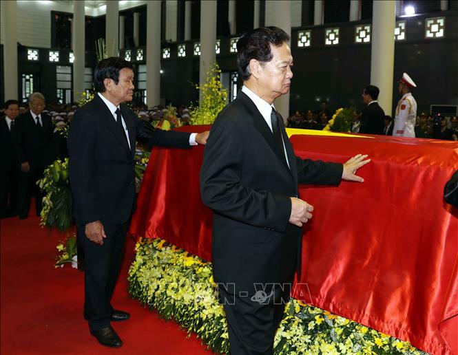 Lãnh đạo và nguyên lãnh đạo Đảng và Nhà nước đi quanh linh cữu Chủ tịch nước Trần Đại Quang