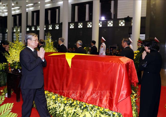 Lãnh đạo và nguyên lãnh đạo Đảng và Nhà nước đi quanh linh cữu Chủ tịch nước Trần Đại Quang