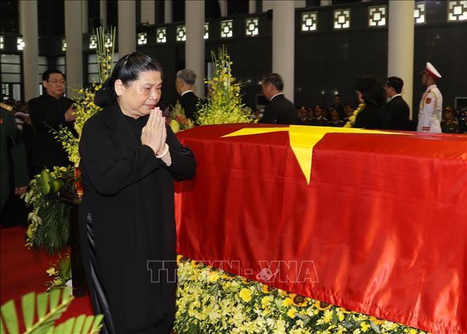 Lãnh đạo và nguyên lãnh đạo Đảng và Nhà nước đi quanh linh cữu Chủ tịch nước Trần Đại Quang