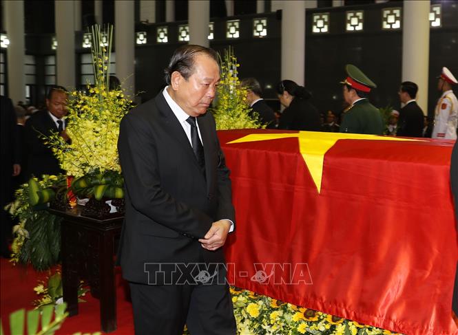 Lãnh đạo và nguyên lãnh đạo Đảng và Nhà nước đi quanh linh cữu Chủ tịch nước Trần Đại Quang