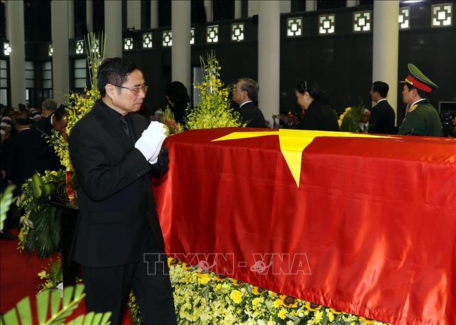 Lãnh đạo và nguyên lãnh đạo Đảng và Nhà nước đi quanh linh cữu Chủ tịch nước Trần Đại Quang