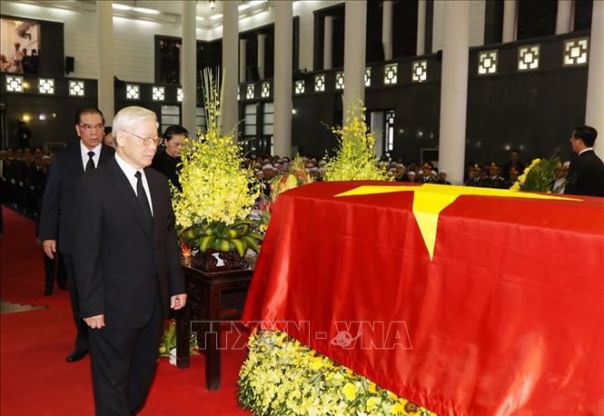 Lãnh đạo và nguyên lãnh đạo Đảng và Nhà nước đi quanh linh cữu Chủ tịch nước Trần Đại Quang