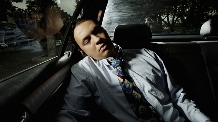 Ngủ trong xe ô tô bật điều hòa nguy hiểm như thế nào?