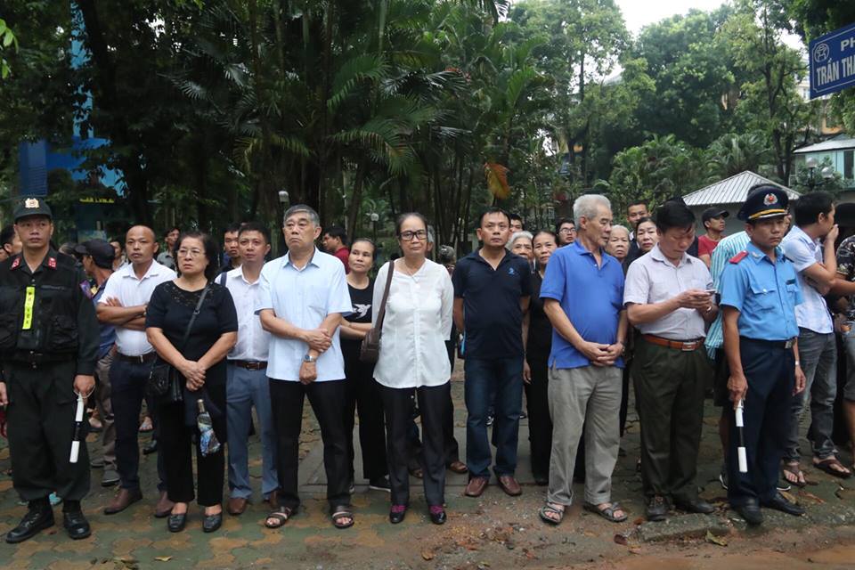 Người dân đứng chờ dự lễ truy điệu Chủ tịch nước Trần Đại Quang Người dân đứng chờ dự lễ truy điệu Chủ tịch nước Trần Đại Quang