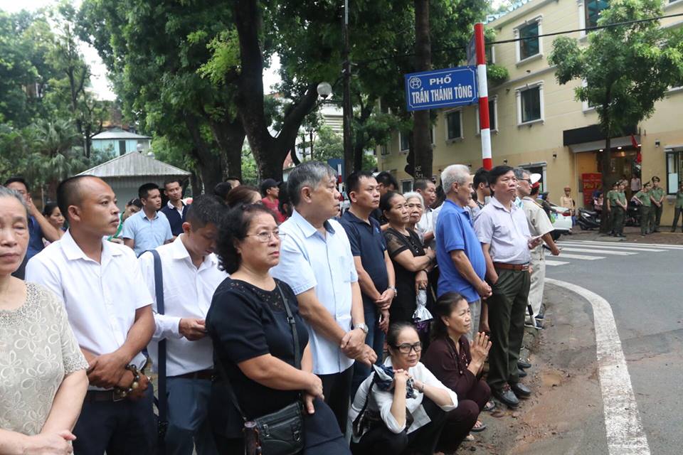 Người dân đứng chờ dự lễ truy điệu Chủ tịch nước Trần Đại Quang