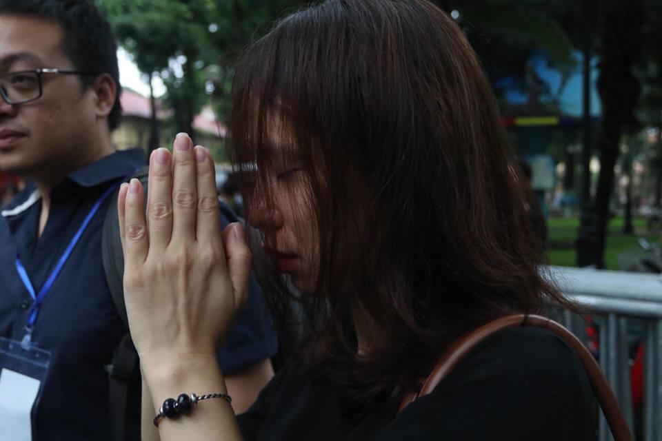 Người dân đứng chờ dự lễ truy điệu Chủ tịch nước Trần Đại Quang