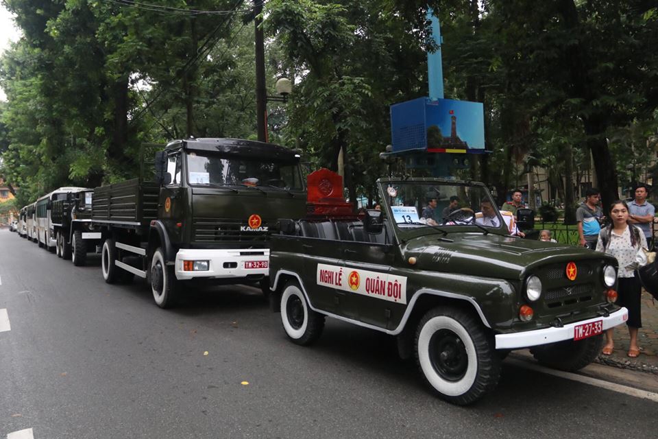 Người dân đứng chờ dự lễ truy điệu Chủ tịch nước Trần Đại Quang