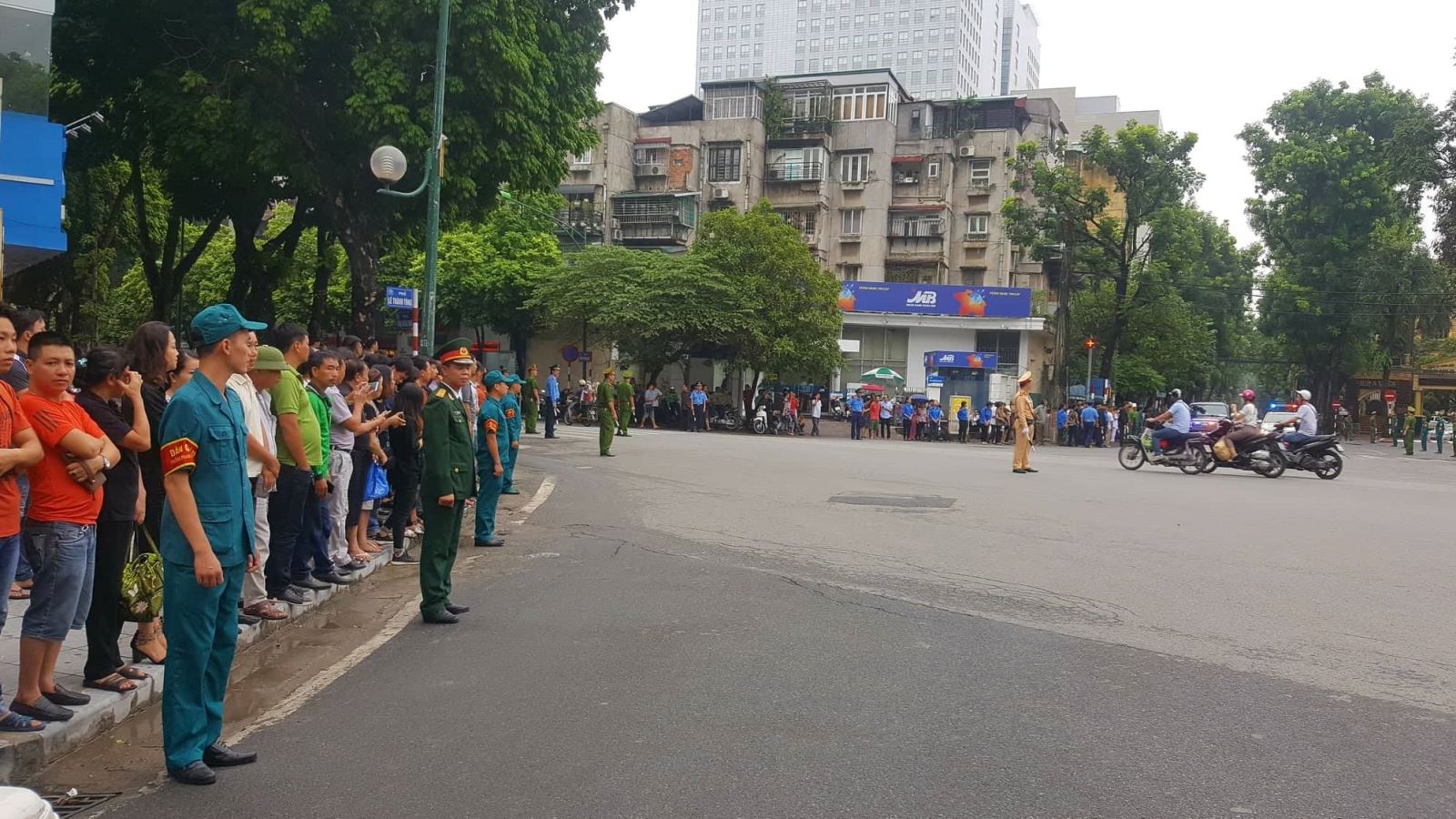 Người dân đứng chờ dự lễ truy điệu Chủ tịch nước Trần Đại Quang Người dân đứng chờ dự lễ truy điệu Chủ tịch nước Trần Đại Quang