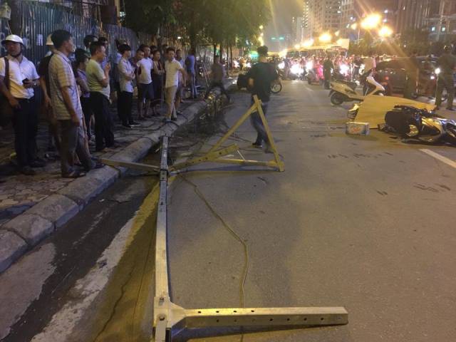 Hà Nội: Cột sắt từ trên cao rơi xuống đường khiến cô gái trẻ tử vong tại chỗ