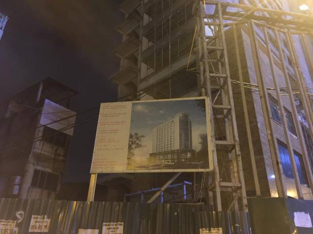 Hà Nội: Cột sắt từ trên cao rơi xuống đường khiến cô gái trẻ tử vong tại chỗ