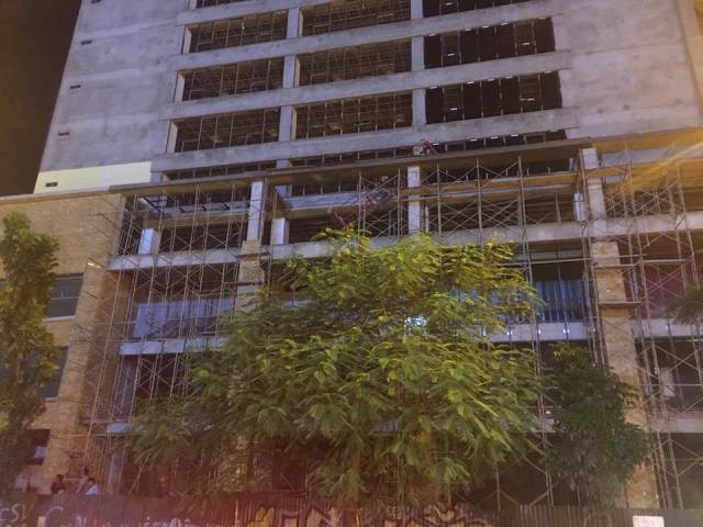 Hà Nội: Cột sắt từ trên cao rơi xuống đường khiến cô gái trẻ tử vong tại chỗ