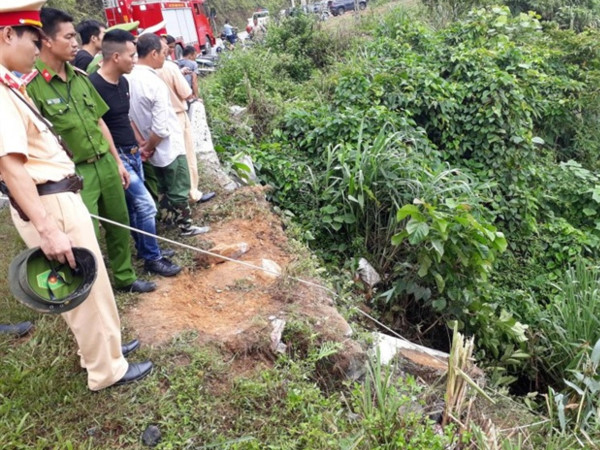 Xe ô tô bất ngờ lao xuống vực, 5 người bị thương nhẹ