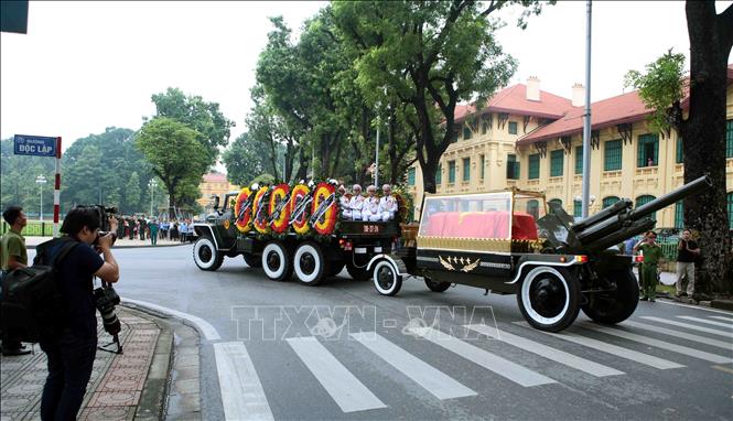 Xe tang Chủ tịch nước Trần Đại Quang đi qua các tuyến phố Hà Nội