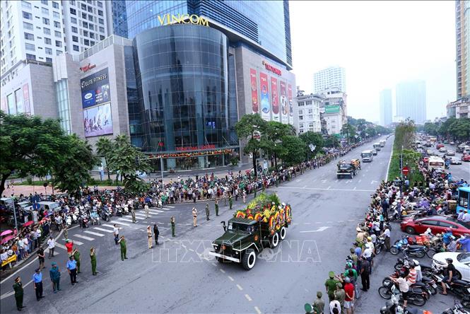 Xe tang Chủ tịch nước Trần Đại Quang đi qua các tuyến phố Hà Nội