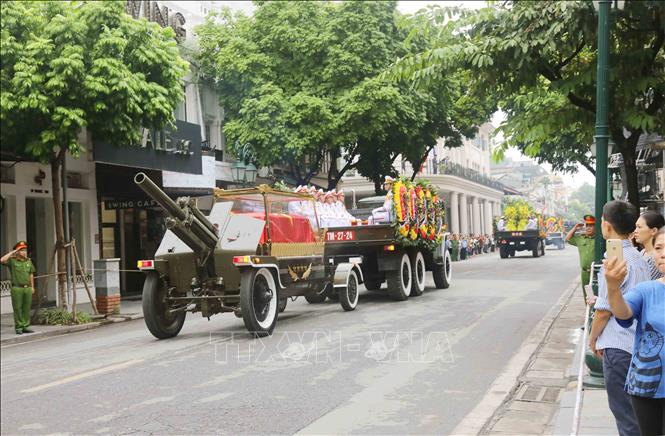 Xe tang Chủ tịch nước Trần Đại Quang đi qua các tuyến phố Hà Nội