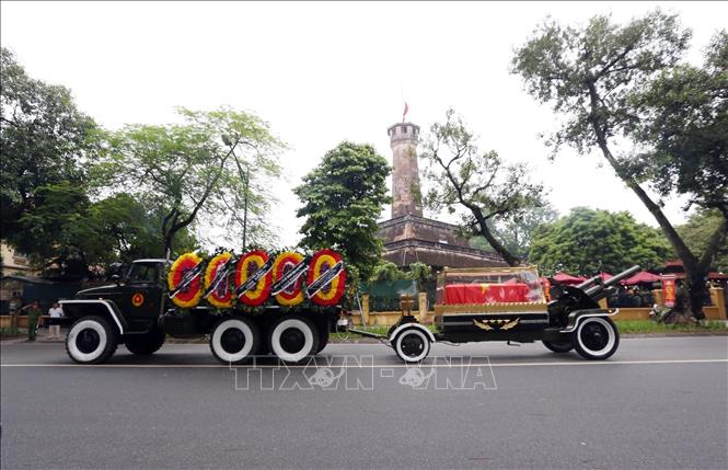 Xe tang Chủ tịch nước Trần Đại Quang đi qua các tuyến phố Hà Nội