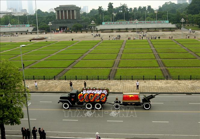 Xe tang Chủ tịch nước Trần Đại Quang đi qua các tuyến phố Hà Nội