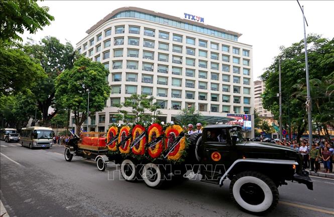 Xe tang Chủ tịch nước Trần Đại Quang đi qua các tuyến phố Hà Nội