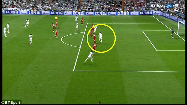 Champions League áp dụng VAR: Cú đấm vào đế chế Real?