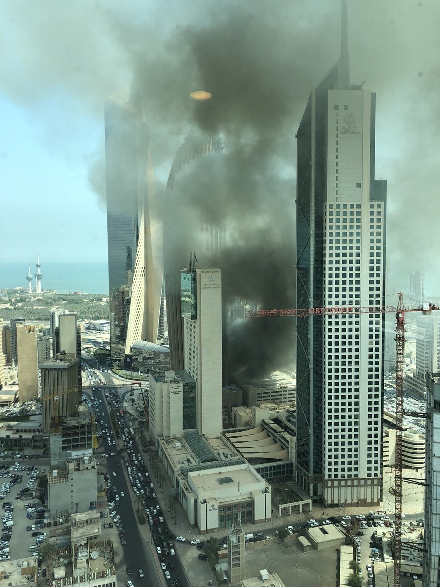 Cháy lớn ở cao ốc đang xây làm trụ sở ngân hàng Kuwait, khói đen kịt bầu trời