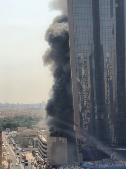 Cháy lớn ở cao ốc đang xây làm trụ sở ngân hàng Kuwait, khói đen kịt bầu trời