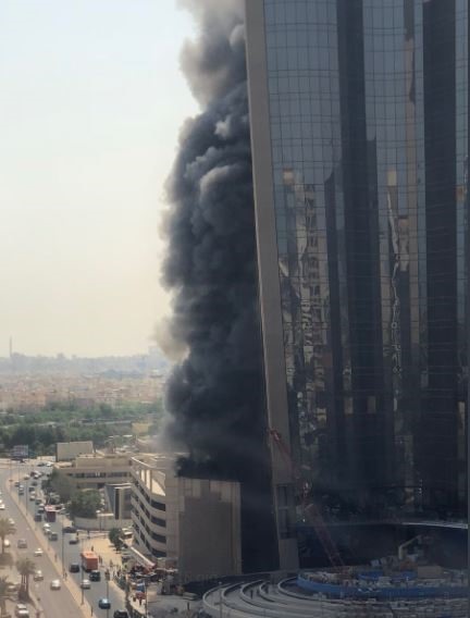 Cháy lớn ở cao ốc đang xây làm trụ sở ngân hàng Kuwait, khói đen kịt bầu trời