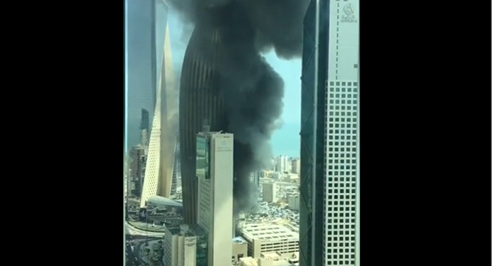 Cháy lớn ở cao ốc đang xây làm trụ sở ngân hàng Kuwait, khói đen kịt bầu trời