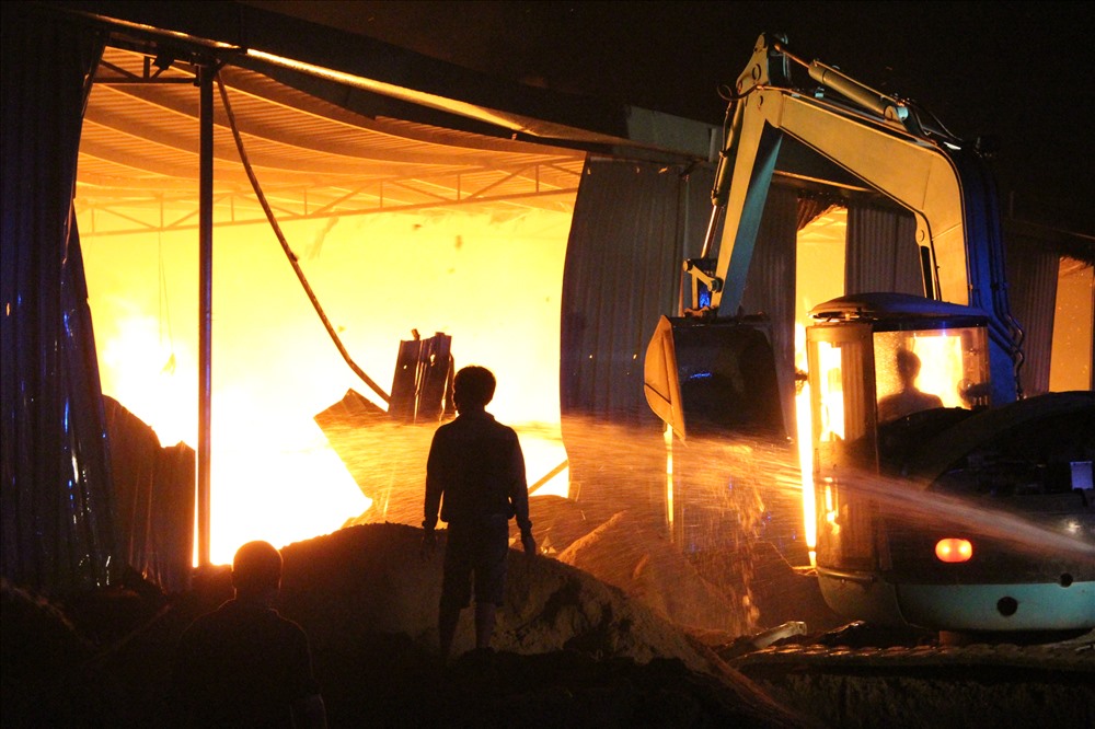 Khói lửa ngút trời tại công ty gỗ ở Bình Dương