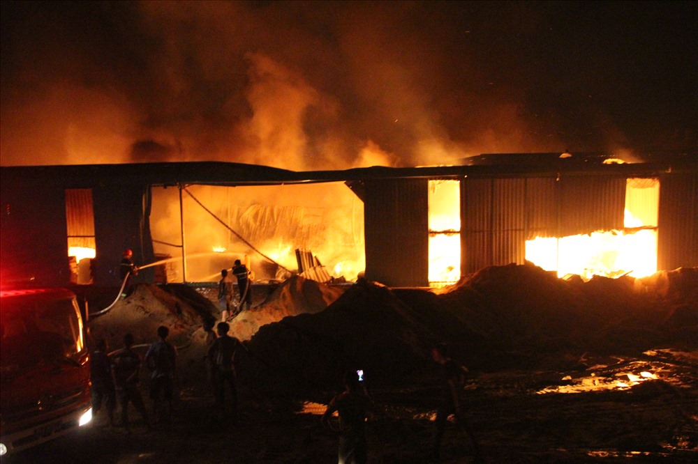 Khói lửa ngút trời tại công ty gỗ ở Bình Dương