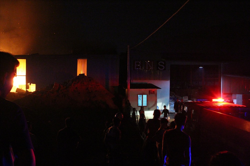 Khói lửa ngút trời tại công ty gỗ ở Bình Dương