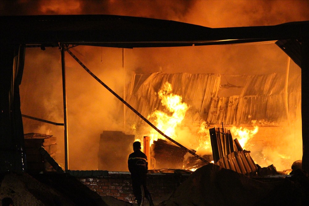 Khói lửa ngút trời tại công ty gỗ ở Bình Dương