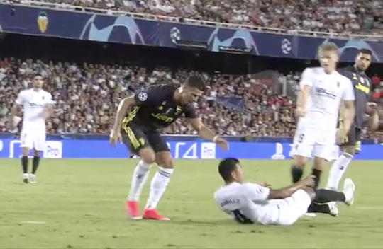 UEFA phán quyết về thẻ đỏ Ronaldo, Man United bất phục