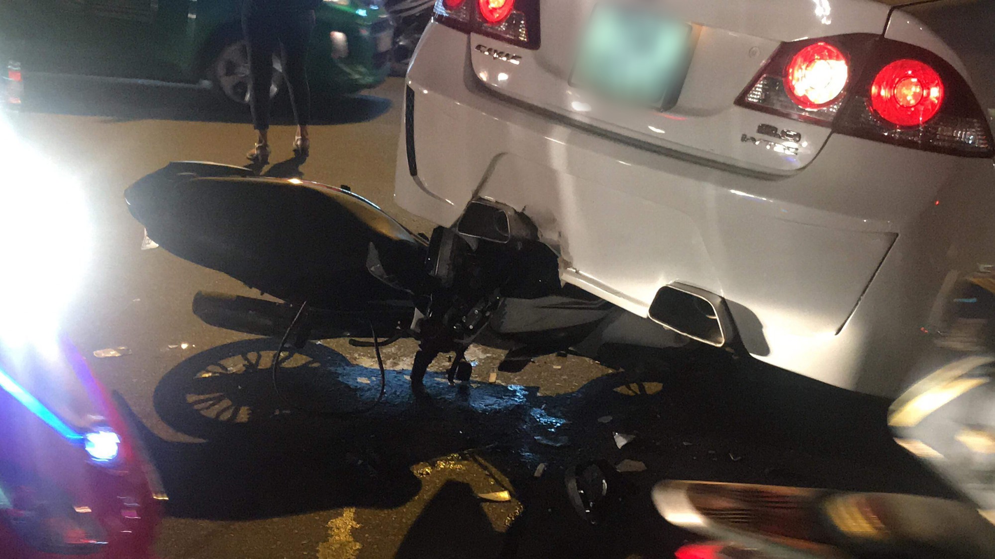 Xe máy dính chặt vào gầm ô tô sau tai nạn liên hoàn, cửa ngõ Sài Gòn kẹt cứng trong đêm