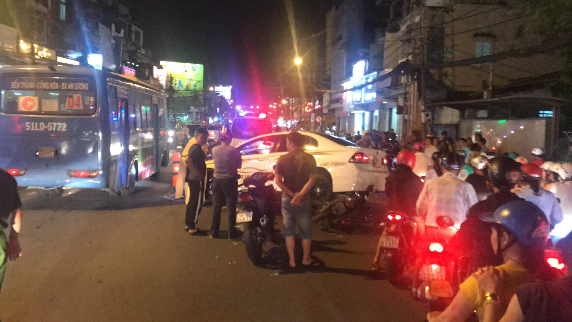 Xe máy dính chặt vào gầm ô tô sau tai nạn liên hoàn, cửa ngõ Sài Gòn kẹt cứng trong đêm