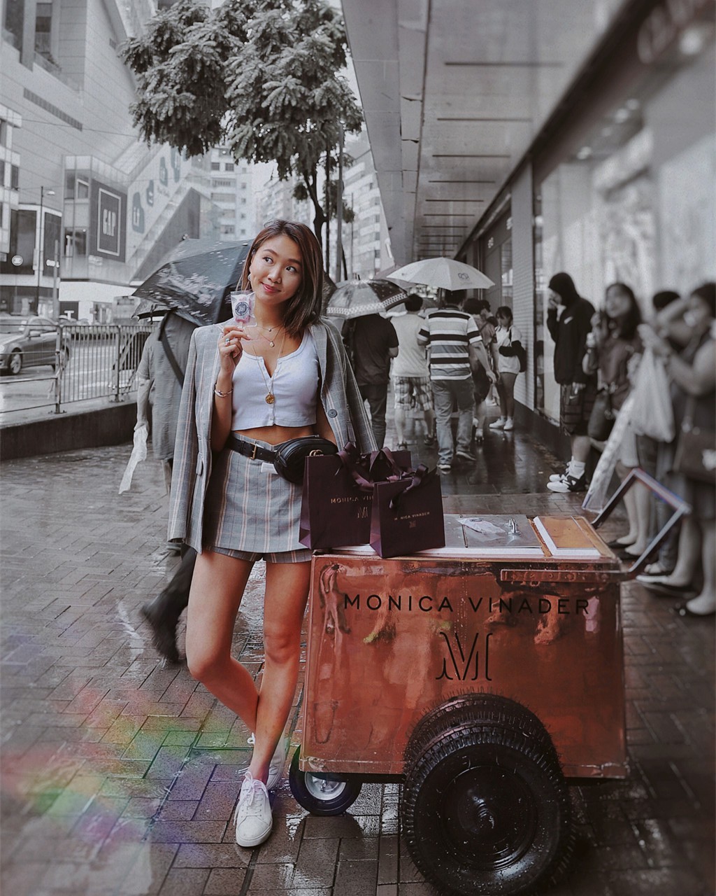 Blogger đình đám của Hong Kong đến Việt Nam, khoe ảnh đội nón lá