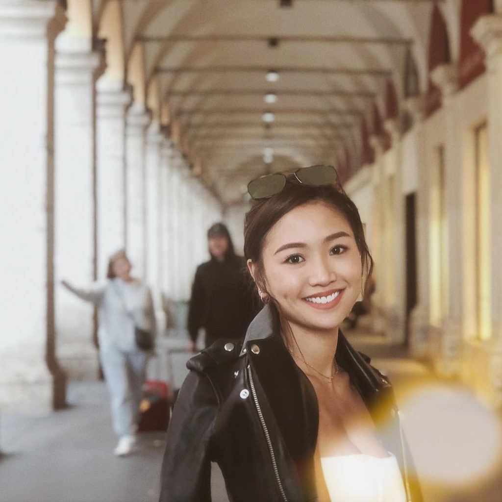 Blogger đình đám của Hong Kong đến Việt Nam, khoe ảnh đội nón lá