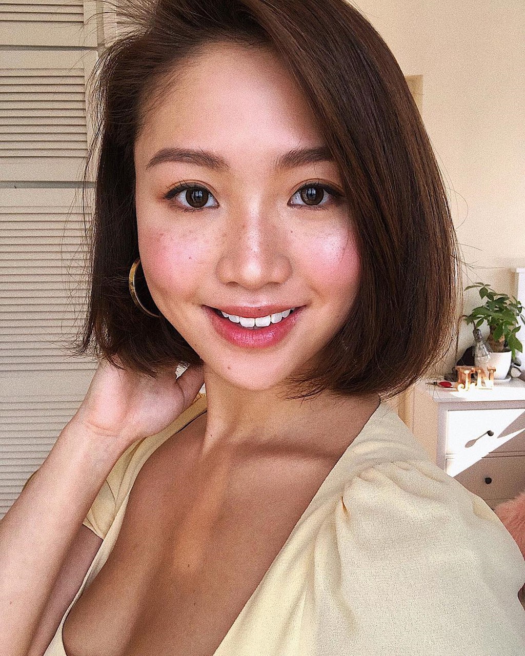 Blogger đình đám của Hong Kong đến Việt Nam, khoe ảnh đội nón lá