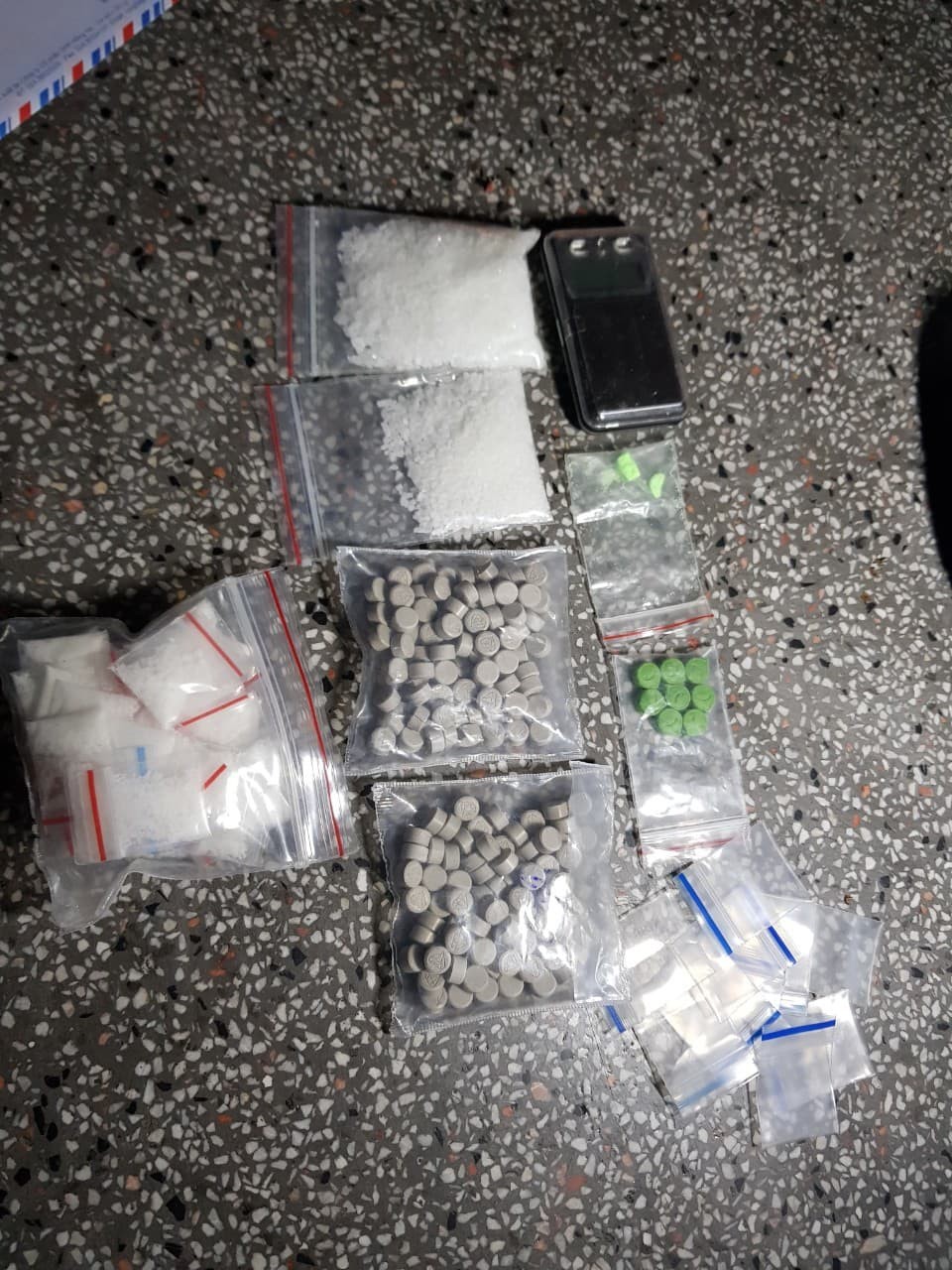 Bắt nam shipper bóng cười đang trên đường lái ô tô chuyển hàng trăm viên ma tuý cho các con nghiện ở Đà Nẵng