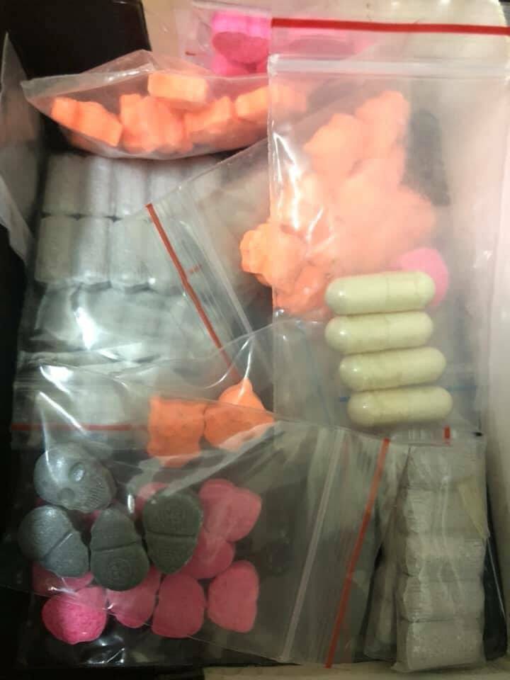 Bắt nam shipper bóng cười đang trên đường lái ô tô chuyển hàng trăm viên ma tuý cho các con nghiện ở Đà Nẵng