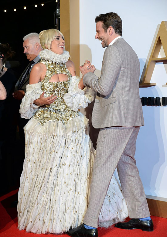 Lady Gaga o ép vòng một nghẹt thở trong buổi ra mắt phim mới 