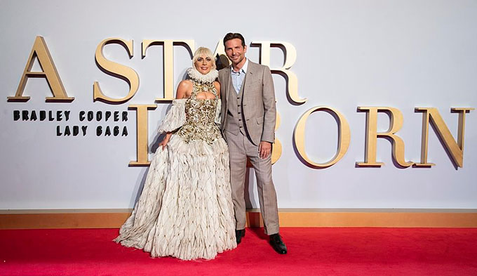 Lady Gaga o ép vòng một nghẹt thở trong buổi ra mắt phim mới 