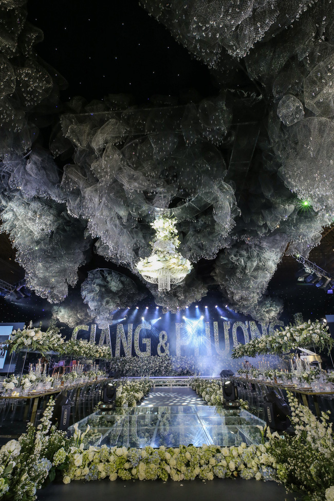 Cùng chiêm ngưỡng lại không gian tiệc cưới lộng lẫy, xa hoa như cổ tích trong đám cưới Trường Giang - Nhã Phương