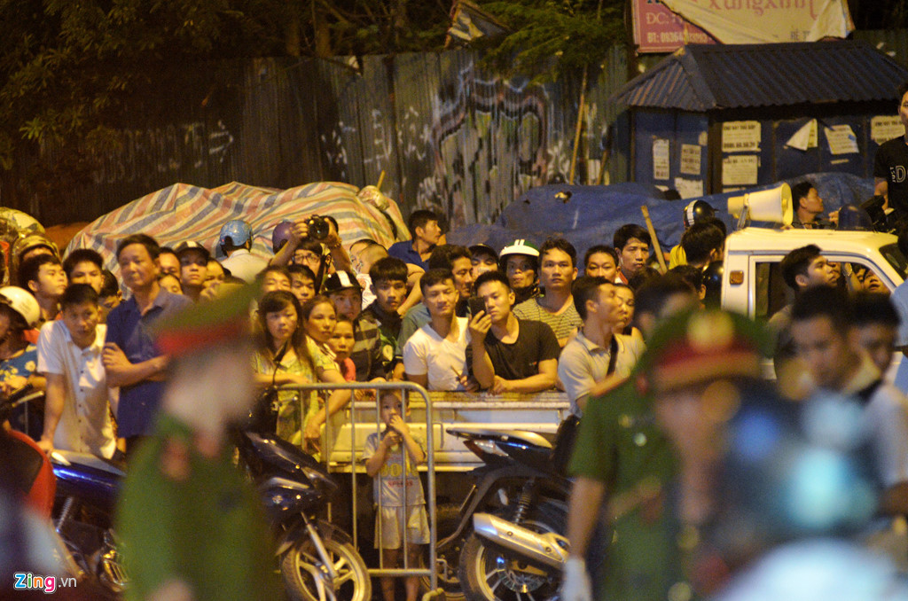 Hiện trường vụ khung sắt công trình rơi đè chết cô gái đi đường