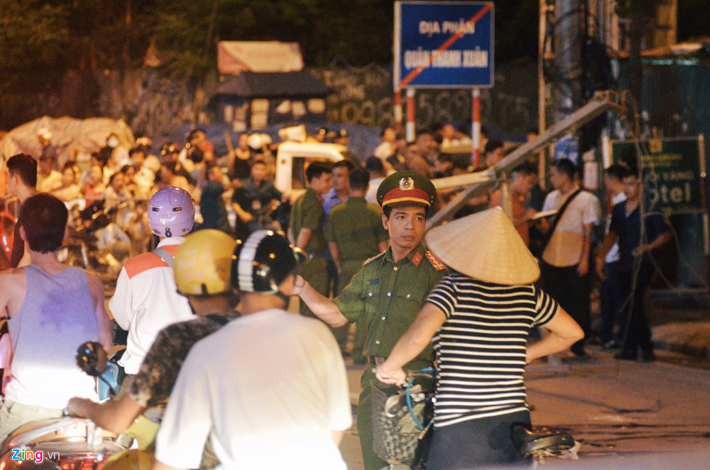 Hiện trường vụ khung sắt công trình rơi đè chết cô gái đi đường