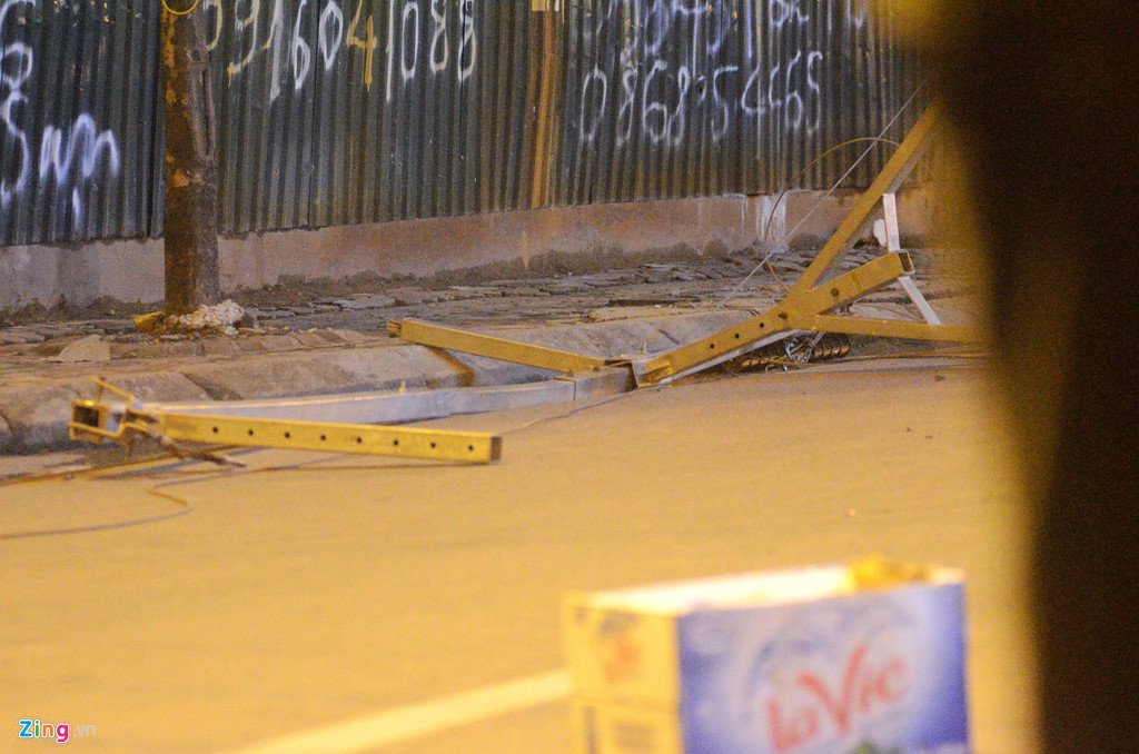 Hiện trường vụ khung sắt công trình rơi đè chết cô gái đi đường